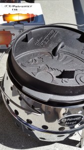 Zusammen mit dem Grill Atago kommt der Feuertopf voll zur Geltung. Kochen, backen oder braten - alles kein Thema mit dem Gusseisenwunder aus dem Hause Petromax.